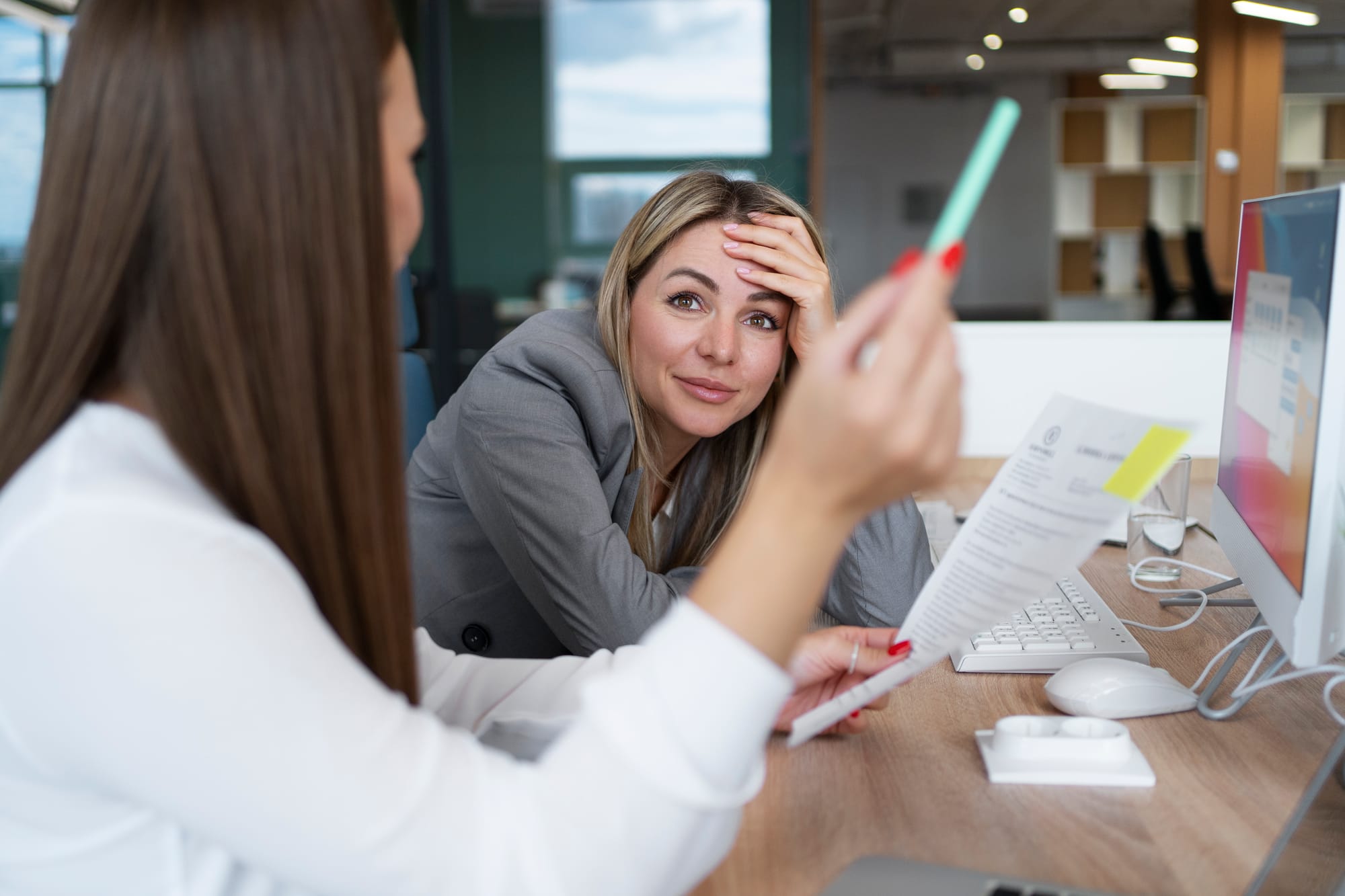 femmes qui ont du mal à comprendre